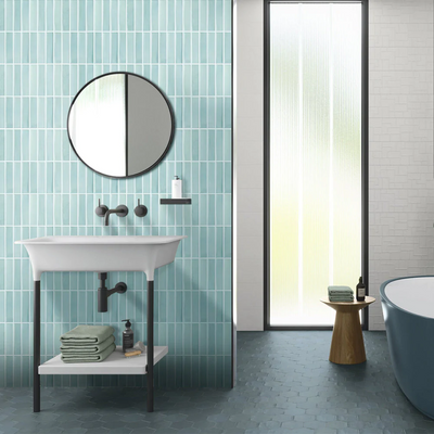 Können Sie in einem Badezimmer abziehbare und aufklebbare Fliesen verwenden?